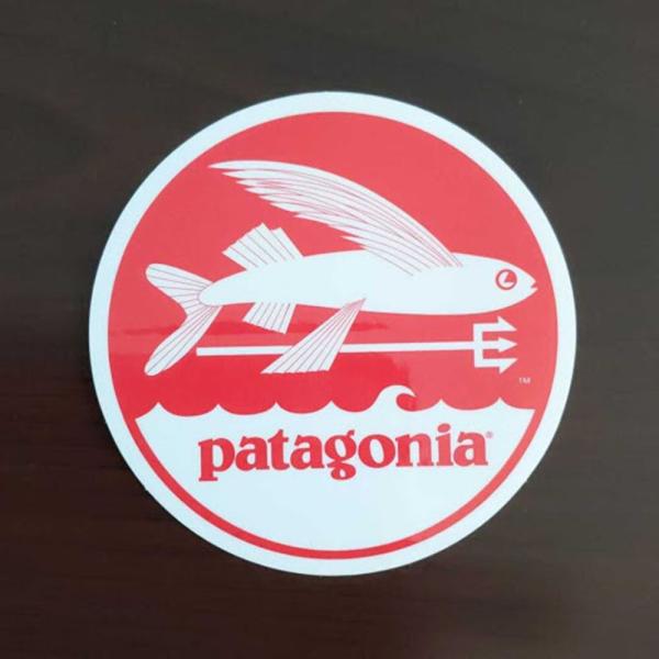 【pa-40】patagonia パタゴニア ステッカー TRIDENT■カラーホワイト×レッド■サイズ縦7.7cm×横7.7cm※稀に折れ、印刷ミス、粘着汚れがある場合があります。