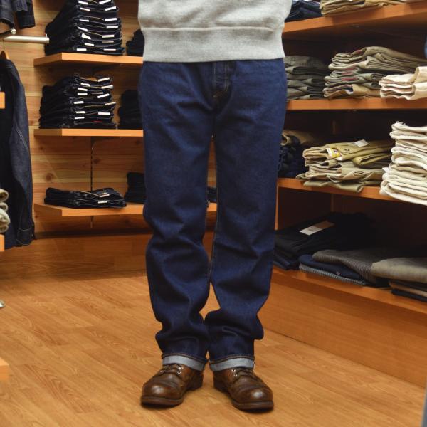 リーバイスの代名詞「501」シグネチャー(※)のストレートフィットは、長く愛され続ける王道の一本股上は深すぎず浅すぎないバランスで、裾にかけてすっきり落ちるストレートラインボタンフライ※ 象徴的トラッカージャケット(A3174-0030)と...