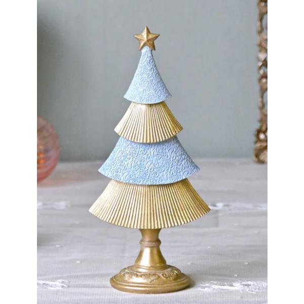 おしゃれなブルーとシャンパンカラーのかわいいクリスマスツリーのオブジェ23.5cm。裾が広がったAラインのフォルムがかわいらしく、存在感のある華やかなデザインの置物です。クラシカルで繊細なアラベスク模様が刻印された上品なブルーで、高級感のあ...
