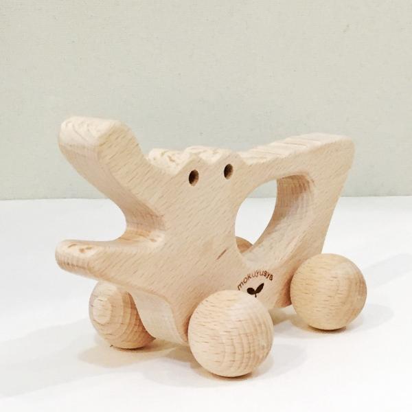 　愛媛県伊予市の工房による日本製の木のおもちゃ。お子さんが舐めても大丈夫なように自然塗料で塗装されています。　インテリアとしても可愛らしいにぎり車。出産祝いへのプレゼントとして人気です。　お子さんの安全を考えて車輪を丸く、そして鈴は裏面に穴...