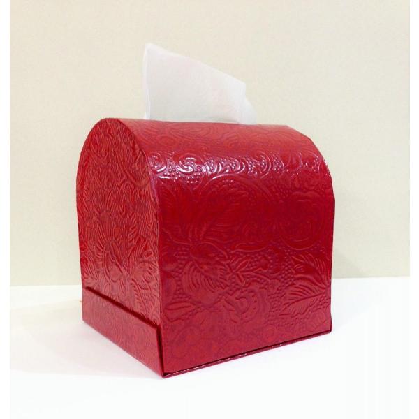 　うるし紙は漆の代用品として使われるカシューを型押しされた凹凸のある紙に塗ったもの。うるしの様な品のある光沢が特徴です。　ほぼ手作業で加工される紙は一つ一つ微妙に色が異なり、印刷された紙には無い手作り感が魅力的ですね。　塗ってあるので水ぶき...