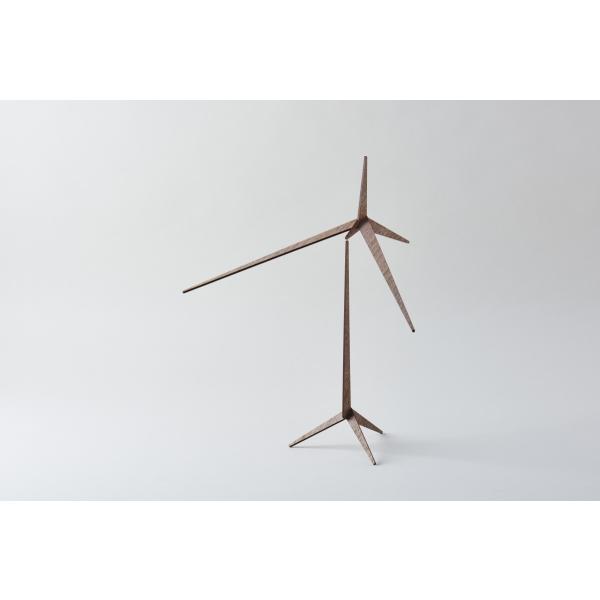 　軽い構造体を点で支えてバランスをとる置くタイプのモビール。　ちょっとした風ですーっと動く様は見ているだけで落ち着きます。　インテリアに動きを加えてくれる、そんなモビール。　サイズは2サイズでSサイズとMサイズがあり、樹種も欅（薄茶）とウォ...