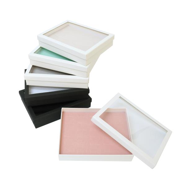 《素材》◇紙　アクリル　ウレタン　フロッキー布《サイズ》◇外寸　サイズW 145mm D190mm H37ｍm　《カラー》◇黒箱黒台紙　黒箱白台紙　白箱ピンク台紙　白箱ベージュ台紙　白箱グレー台紙　白箱ミント台紙紙箱の中にリング切り込みのあ...