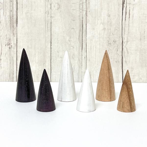 《素材》◇木《サイズ》◇外寸全体　サイズW 25mm D25mm H50mm　手彫の為、サイズに個体差がございます。上記は大体の目安です。　《カラー》◇ナチュラル　ダークブラウン　ホワイトハンドメイドの優しい風合いが特徴のリングディスプレイ...