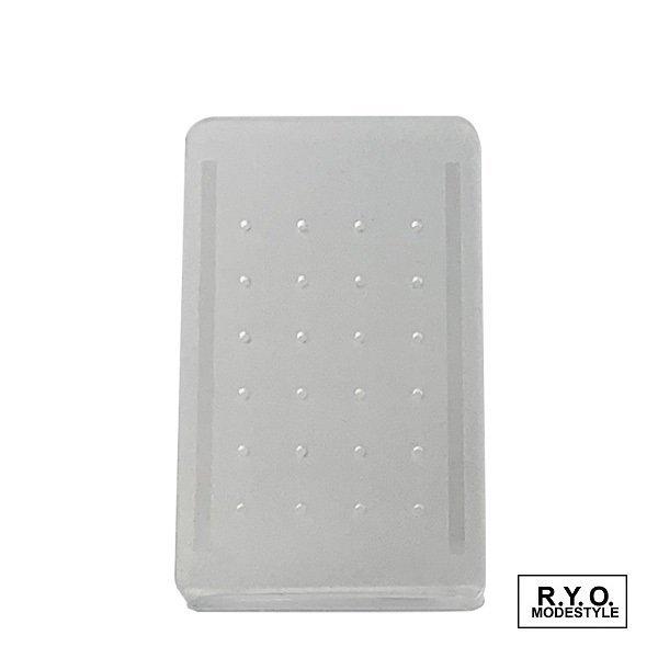 《素材》◇プラスチック《サイズ》◇外寸　サイズ　W 46mm D 37mm H 77mm《カラー》◇半透明　キャッチタイプのピアスにお使い頂けるプラスチックスタンドです。小粒なタイプのピアス用になります。コンパクトサイズで天然石のピアスやカ...