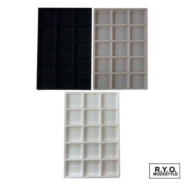 ■サイズ:W185　D283　H15ｍｍ■カラー：白　黒　グレー■素　材:　プラスチック50mmルースケースが入る台紙です。15個のマスがございます。台紙自体は柔らかく素材が薄い為、そのままのご使用には適しておりません。紙箱、アルミケース、...