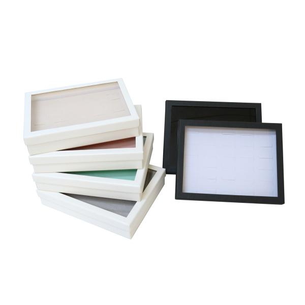 《素材》◇紙　アクリル　ウレタン　フロッキー布《サイズ》◇外寸　サイズW 145mm D190mm H37ｍm　《カラー》◇黒箱黒台紙　黒箱白台紙　白箱ピンク台紙　白箱ベージュ台紙　白箱グレー台紙　白箱ミント台紙紙箱の中にリング切り込みのあ...