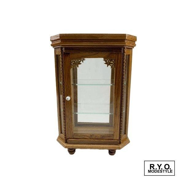 《素材》◇枠　木材　ガラス　《サイズ》◇外寸　サイズ　W 112mm D 65mm H176mm　　《カラー》◇ブラウン塗装大変人気のあるミニチュアショーケースが新たな種類で新発売となりました。ガラスの淵に細かい細工がしてありとても優雅な雰...