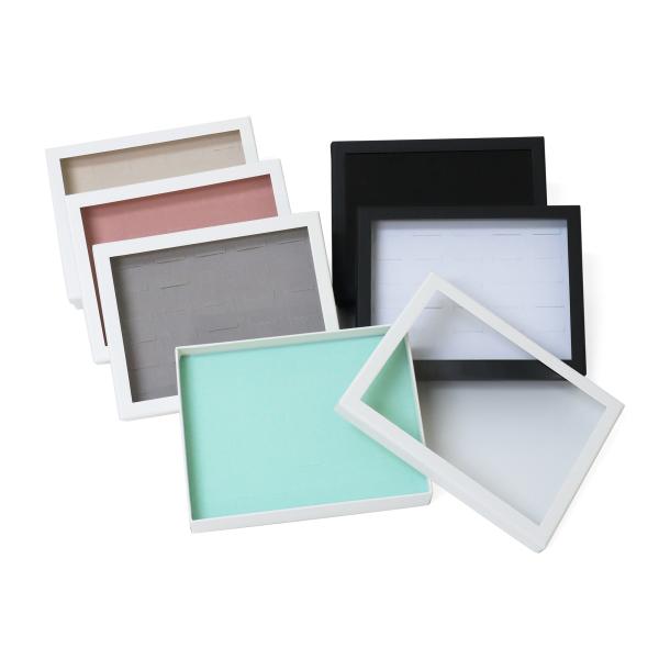 《素材》◇紙　アクリル　ウレタン　フロッキー布《サイズ》◇外寸　サイズW 145mm D190mm H37ｍm　《カラー》◇黒箱黒台紙　黒箱白台紙　白箱ピンク台紙　白箱ベージュ台紙　白箱グレー台紙　白箱ミント台紙紙箱の中にリング切り込みのあ...