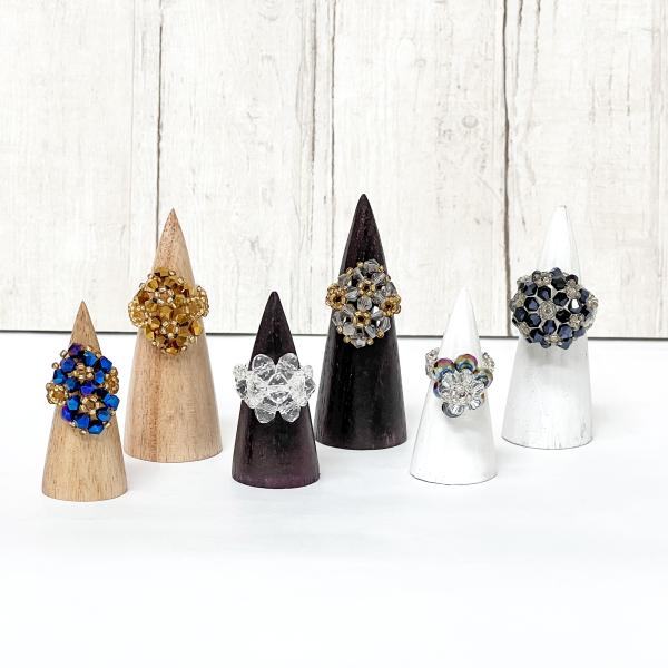 《素材》◇木《サイズ》◇外寸全体　サイズW 25mm D25mm H50mm　手彫の為、サイズに個体差がございます。上記は大体の目安です。　《カラー》◇ナチュラル　ダークブラウン　ホワイトハンドメイドの優しい風合いが特徴のリングディスプレイ...