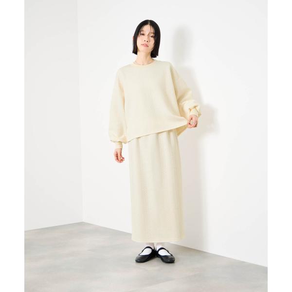 柔らかなジャガード素材が引き立つ、プルオーバーとスカートのセットアップ。カラーは、アイボリー・ダークグレー・ブラックの3色展開です。■デザインポコポコとした表面感が特徴のジャガード素材で、シンプルながら表情のある一枚。派手すぎないトライバル...