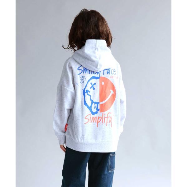 大きなスマイリーフェイスがかっこいいビッグシルエットパーカー。カラーは、オートミール・ブラックの2色展開です。■デザイン背中に大きく入ったスマイリーフェイスがインパクト◎フロントにはワンポイントロゴを配置し、シンプルながらも存在感のある仕上...