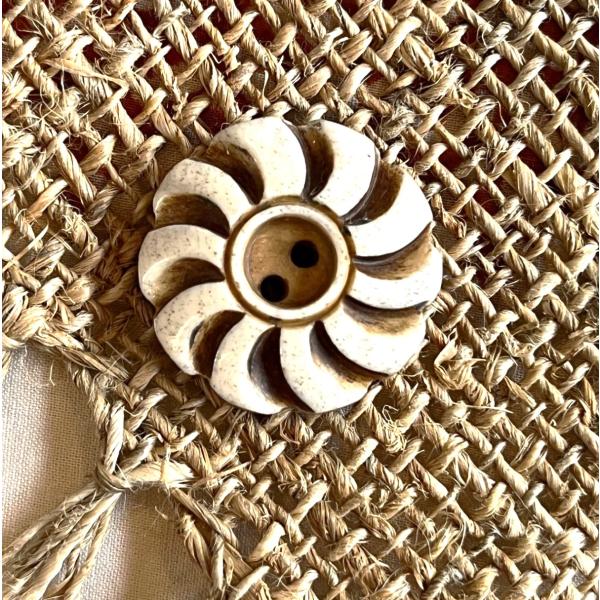 サイズ：25mm カラー：アイボリー素材：ボーン（水牛の骨）原産国：ネパールハンドメイドですので、サイズは若干異なる場合がございます。