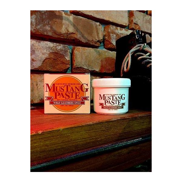 マスタングペーストは純度100％天然のホースオイルを使っています。レザー用に適したこのオイルのベースとなるホースファット(馬脂)は、品種や部位までこだわって厳選し、さらにその脂に含まれるレザーケアに有効な成分も壊さないように手作業で抽出・精...