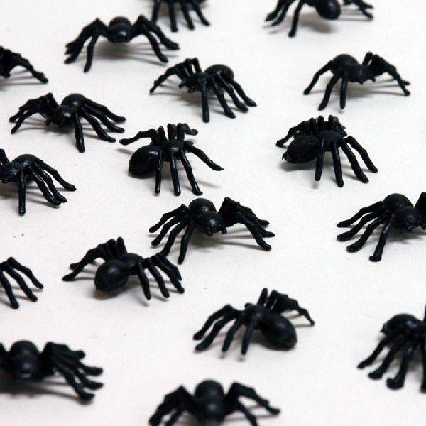 キャー！　クモが…　怖がる彼女の味方はあなた？イミテーションのクモ20数匹のセット【ハロウィン】