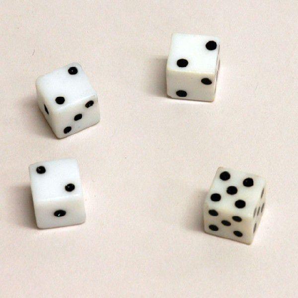 いくら振っても７と11ばかり出るトリックダイス２個。普通のダイスも付いてるよ。