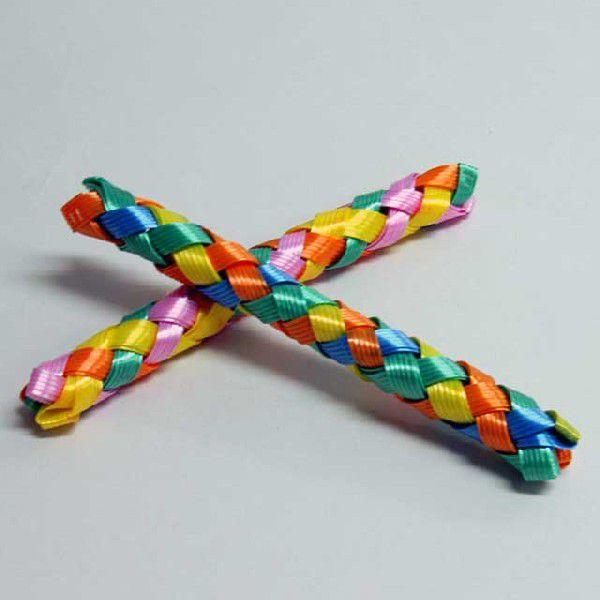 チューブの両側から両手の指を入れると指が抜けなくなっちゃう！いたずらおもちゃの傑作！