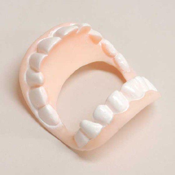 歯の間にはさむだけで人相が変わる。歯出（ハデ）な顔になること請け合い！【ハロウィン】