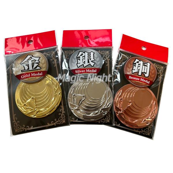 表彰式には欠かせない！金銀銅メダル3点セット☆優勝杯のデザインで、運動会、スポーツ大会、ゲーム大会、演奏会、発表会、コンテスト等、なんにでも対応♪コメントと日付が書けるシール付きだよ！野球、サッカー、空手、剣道などあらゆるスポーツ競技に♪カ...