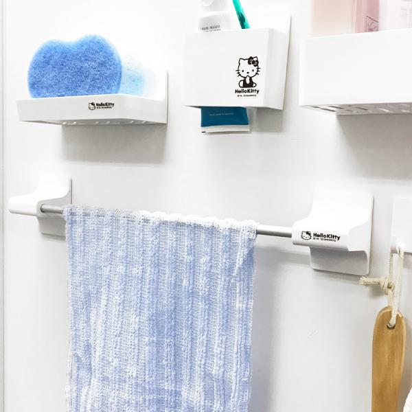シンプルなハローキティのワンポイントがカワイイ！お風呂の壁面や冷蔵庫など、磁石のつく面に使えるマグネット浴用タオルハンガーです。マグネットタイプなので付け外しが何度でもでき、位置調整が簡単にできます。浴室の壁を傷付けにくく、サビないラバーマ...