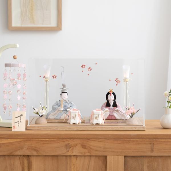 木目込み人形界を代表する江戸木目込人形の伝統工芸士「木村一秀」作のお人形です。笹目書きという手法により丁寧に手書きされたかわいい顔。子供が瞼を軽く閉じたような優しい顔をしています。衣装は水色とピンクの縮緬生地に桜の刺繍が入ったかわいらしい衣...