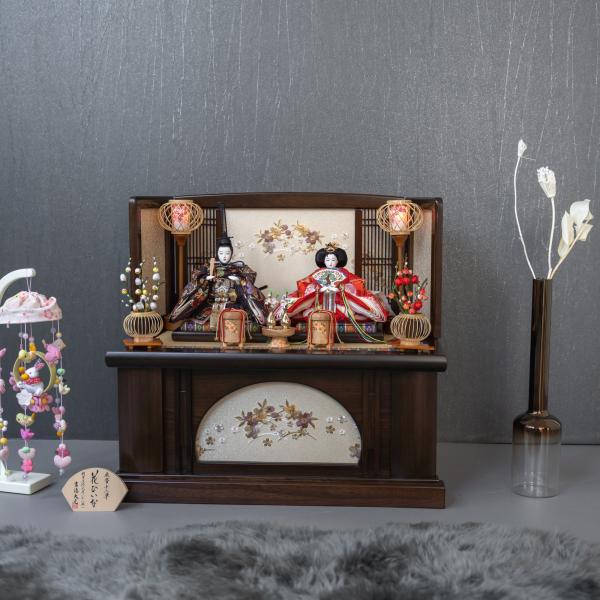 「人形は顔がいのち」で有名な吉徳大光のお人形。実際当店でもお顔を重視されているお客様からの支持率がダントツ一番。きりっとした精悍な顔立ち。紺と赤の色の組み合わせ、かつ花模様や雪輪など吉祥柄が織られていて伝統的な衣装のお人形。姫の襟や袖の十二...