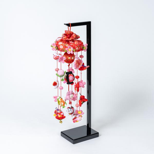 お雛様と一緒に飾れる可愛い吊るし雛です。ひな人形に添えて飾ってお部屋を華やかに演出できます。※手作り品のため、模様の出方など写真と若干異なる場合がございます。あらかじめご了承ください。【つるし雛について】江戸時代において、高価な雛飾りを購入...