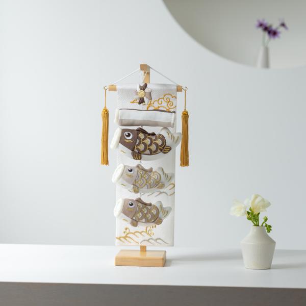 丸みを帯びたシルエットが可愛らしく、温かみが感じられる鯉のぼりです。五月人形の横に一緒に飾る脇飾りとしても華やかでおすすめです。ナチュラルなスタンドは子供部屋やお洒落なリビングなど、どんなお部屋にも馴染みます。※手作り品のため、模様の出方な...