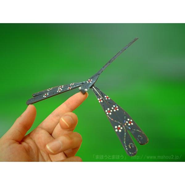 奇跡のバランスで留まる不思議なトンボ！一見、どう考えても落ちそうなのですが見事なバランスで留まります。バランストンボ（竹製）　３個セットサイズ：　縦横 約20cm