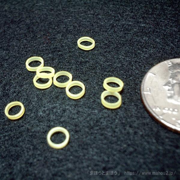 一部のトリックコインに使用するラバーバンド単品です。商品付属のものが無くなったり、劣化して使えなくなった場合の予備用としてご利用下さい。　・ハーフダラーサイズのギミックコインに使えます。・約１０本入り