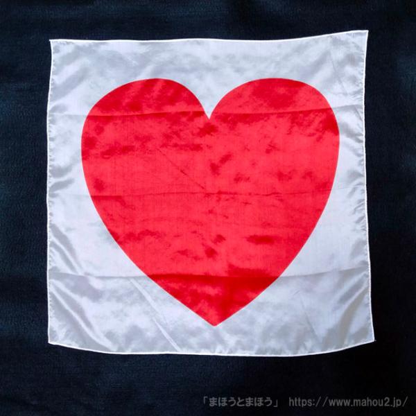 白地に赤でハートがデザインされた45cm角のシルクです。　・結婚式のマジックに。・白と赤のブレンド現象に。・「ハートのＡ」としてカード当てに。・【フォーシングバッグ】や【チェンジングバッグ】等を使って、選んだマーク当てに。・平和のメッセージ...