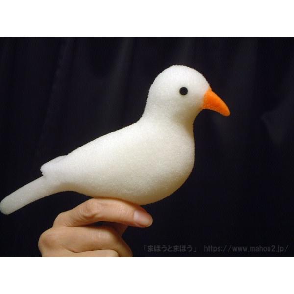 スポンジでできた手品用の白い鳩。鳩を出すマジックが手軽にできます。スポンジ製ですので小さく丸めて握り隠すことができます。手品で「ハト出して！」と言われた時、「マジックに鳩を出したいな」という時、このスポンジ鳩は便利です。これがあると何か物足...