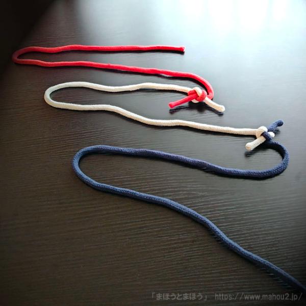 ３本のロープをつなげて１本に・・・え、結んだだけ？いえいえ魔法使いの結び方はここからですよ。ロープがつながるというマジックは良くありそうなパターンです。しかしこのマジックの面白いところは、つながったロープを即座に観客に手渡ししてしまえるとい...
