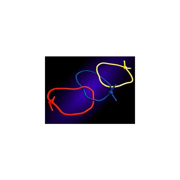 ３つのロープの輪がつながったり、はずれたり・・・！？もちろん結び目は解かずに・・・です！これはロープマジックの名作として昔から変わらず演じられ続けているもので皆様も一度くらいはどこかで見た事があるのではないかと思います。ロープマジックの中で...