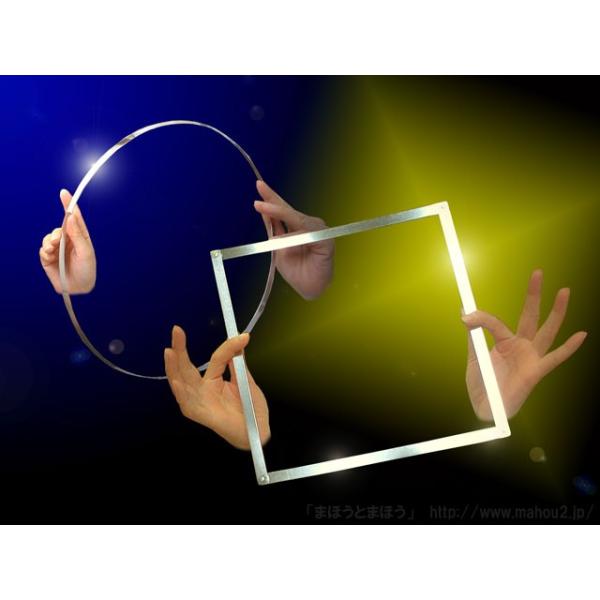 銀色に輝くリングが一瞬で四角形になる！シンプルで簡単にできるリングマジックです。全くと言って良いほど練習が要らない簡単な手品ですので、「何かの出し物でちょっとだけマジックを・・・」という時にも最適。また、連続マジックのつなぎやアクセントに軽...