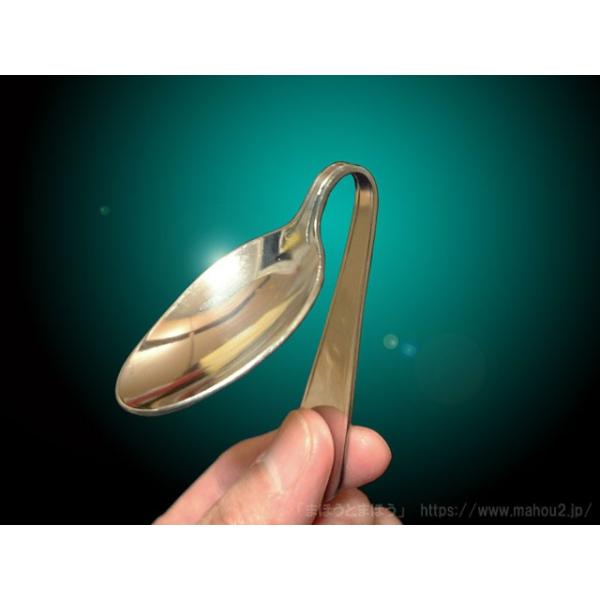 このスプーン曲げは曲がったスプーンを手渡せます。折る事もできます。しかも何度でも使える優れたトリックです。スプーン手品は本格的なショーから飲み会のちょっとした盛り上げネタ、日常のドッキリいたずら等使い所が多く持っておくと便利で楽しいですよ！...