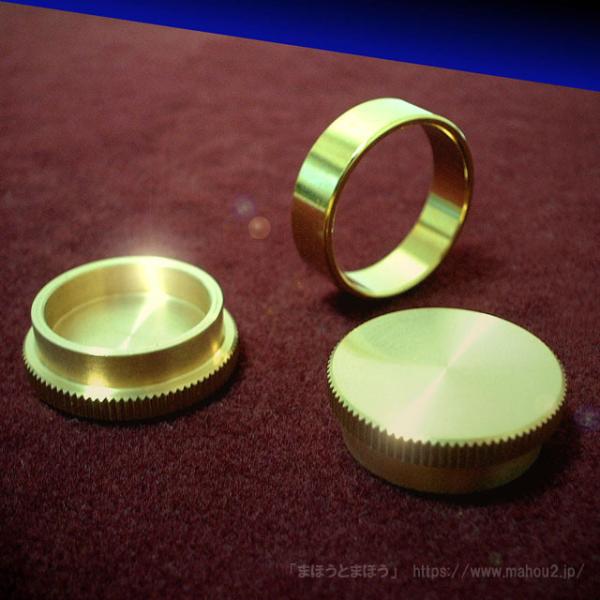 【初めてのコインマジックに最適！】金色の容器から5枚の100円玉が現れ、瞬間移動し、容器を貫通し、最後には完全に消失します！100円玉を1円玉に変化させる事もできます。高品質なこの用具は手品を始める全ての人に最初に持ってもらいたい最高傑作で...