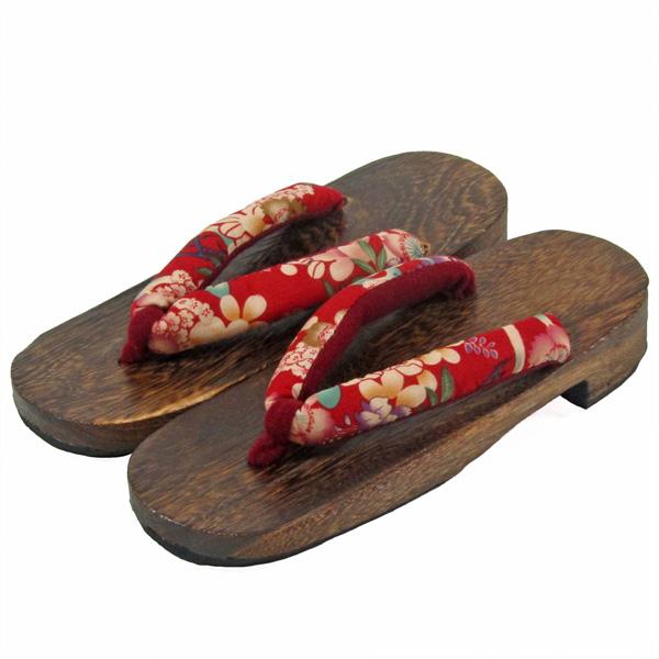 素材台：桐鼻緒/表：綿 裏：ポリエステルサイズ 約24cm　幅約8cm　ヒール高約4cm★適応サイズ 約23cm-約24.5cm和装用の場合、かかとから足が2cm位出ても問題はありません。★柄の位置は商品一点ごとに違いますので、写真とは異な...