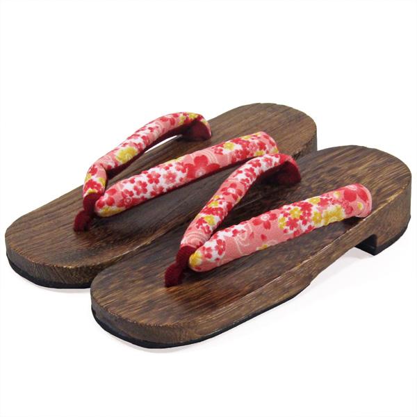 素材台：桐鼻緒/表：綿 裏：ポリエステルサイズ 約24cm　幅約8cm　ヒール高約4cm★適応サイズ 約23cm-約24.5cm和装用の場合、かかとから足が2cm位出ても問題はありません。★柄の位置は商品一点ごとに違いますので、写真とは異な...