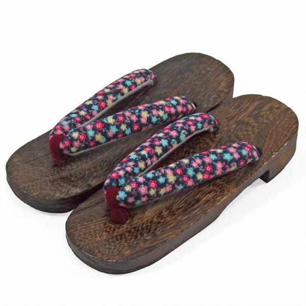 素材台：桐鼻緒/表：綿 裏：ポリエステルサイズ 約24cm　幅約8cm　ヒール高約4cm★適応サイズ 約23cm-約24.5cm和装用の場合、かかとから足が2cm位出ても問題はありません。★柄の位置は商品一点ごとに違いますので、写真とは異な...