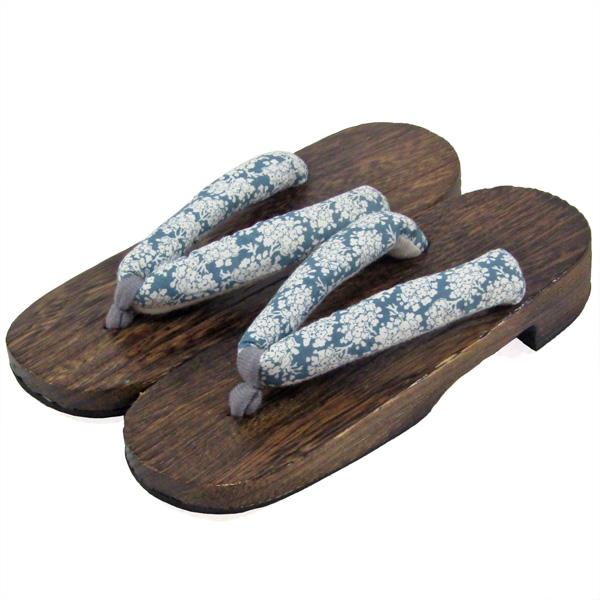 素材台：桐鼻緒/表：綿 裏：ポリエステルサイズ 約24cm　幅約8cm　ヒール高約4cm★適応サイズ 約23cm-約24.5cm和装用の場合、かかとから足が2cm位出ても問題はありません。★柄の位置は商品一点ごとに違いますので、写真とは異な...