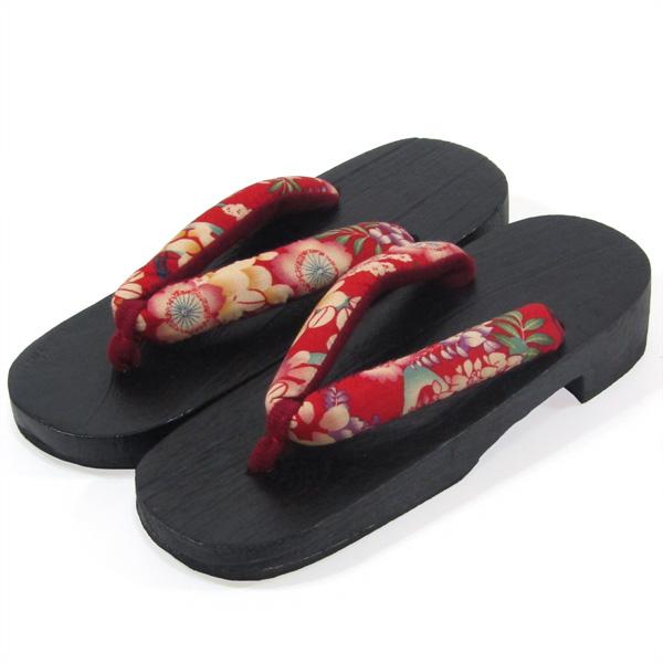 素材台：桐鼻緒/表：綿 裏：ポリエステルサイズ 約24cm　幅約8cm　ヒール高約4cm★適応サイズ 約23cm-約24.5cm和装用の場合、かかとから足が2cm位出ても問題はありません。★柄の位置は商品一点ごとに違いますので、写真とは異な...