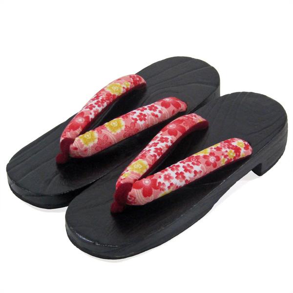 素材台：桐鼻緒/表：綿 裏：ポリエステルサイズ 約24cm　幅約8cm　ヒール高約4cm★適応サイズ 約23cm-約24.5cm和装用の場合、かかとから足が2cm位出ても問題はありません。★柄の位置は商品一点ごとに違いますので、写真とは異な...