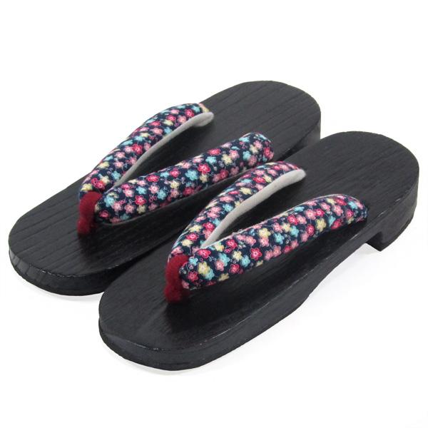 素材台：桐鼻緒/表：綿 裏：ポリエステルサイズ 約24cm　幅約8cm　ヒール高約4cm★適応サイズ 約23cm-約24.5cm和装用の場合、かかとから足が2cm位出ても問題はありません。★柄の位置は商品一点ごとに違いますので、写真とは異な...