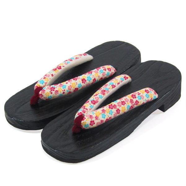 素材台：桐鼻緒/表：綿 裏：ポリエステルサイズ 約24cm　幅約8cm　ヒール高約4cm★適応サイズ 約23cm-約24.5cm和装用の場合、かかとから足が2cm位出ても問題はありません。★柄の位置は商品一点ごとに違いますので、写真とは異な...