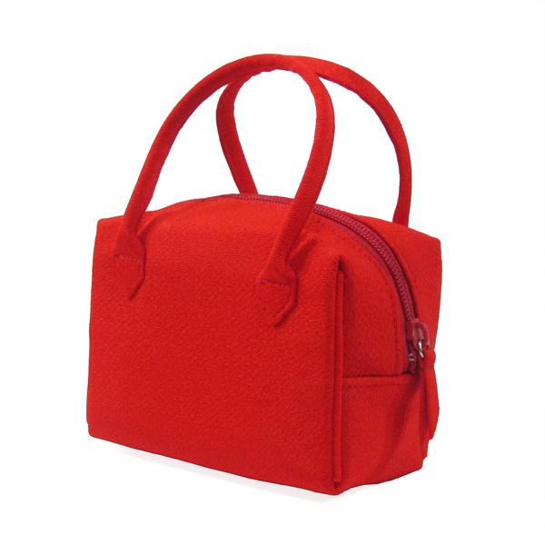 箱型バッグ ちりめん 赤小ぶりなファスナー付きのバッグです。着物・浴衣・普段使いに使えます。サイズ高さ：約10cm(持ち手含約18cm) 幅：約14cm 奥行(底)：約6.5cm★光の加減により写真の色と実際の商品の色が異なることがあります。