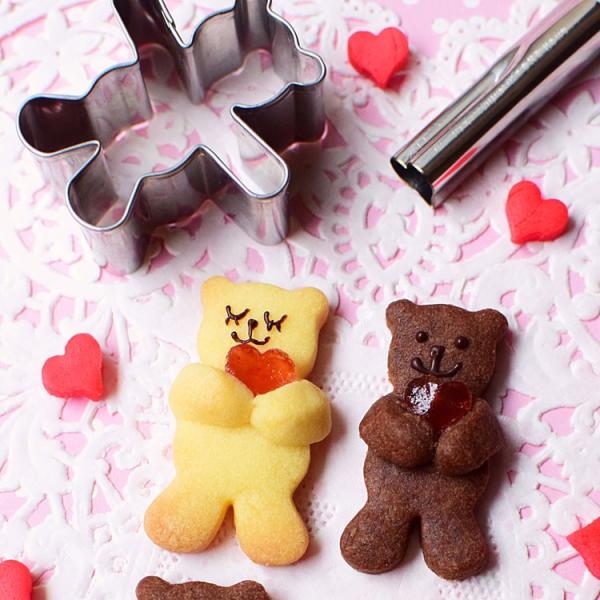 数カ月の間、改良に改良を重ね腕の角度と長さにこだわったまじまやオリジナルの抱っこくまクッキー型。かっぱ橋のお店でも大好評頂いています。製造を日本の工場にお願いすることによってこの絶妙なシェイプを実現致しました。｛商品仕様｝サイズ（約）：39...