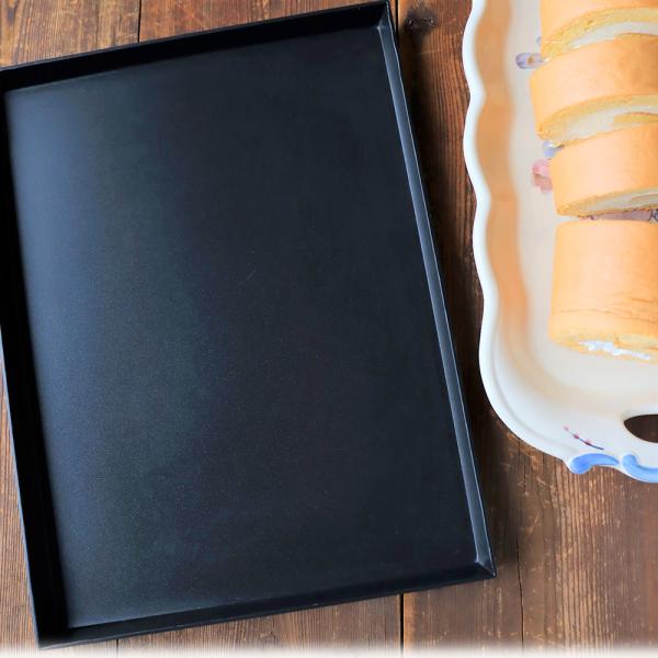 ｛この道具を使用したレシピ｝稲田さんのきび砂糖のロールケーキ｛商品仕様｝材質：アルミ合金、[内面]フッソ樹脂加工、[外面]耐熱ブラック空焼き：不要サイズ内寸（約）：262（257）x197（192）x高18.5mmサイズ外寸（約）：265（...