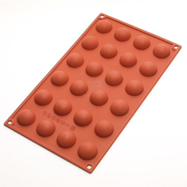 ｛ご購入前のご注意｝使い初めはぬるま湯につけ中性洗剤で洗い、十分すすいでから乾燥させて下さい。表面に必ず油脂を塗ってからご利用ください。直火には使用できませんのでご注意ください。型内で直に切り分けたり、取り出しに刃物を使用しないで下さい。使...