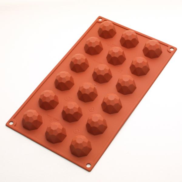 ｛ご購入前のご注意｝使い初めはぬるま湯につけ中性洗剤で洗い、十分すすいでから乾燥させて下さい。表面に必ず油脂を塗ってからご利用ください。直火には使用できませんのでご注意ください。型内で直に切り分けたり、取り出しに刃物を使用しないで下さい。使...